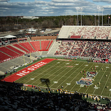 SY225C中型液压挖掘机